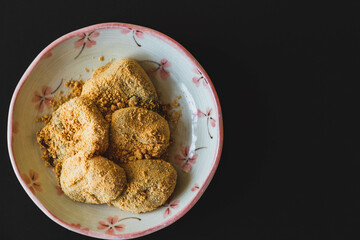 お皿に並べられた黒蜜きな粉わらび餅