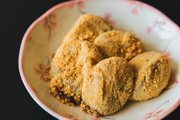 お皿に並べられた黒蜜きな粉わらび餅