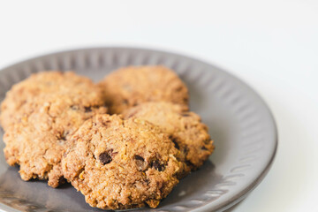 お皿に並べられたオーツ麦のクッキー