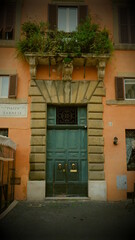 Fototapeta na wymiar Antique green door in Italy