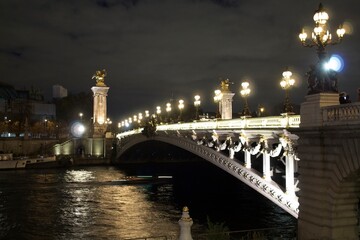 Fototapeta premium bridge over the river at night