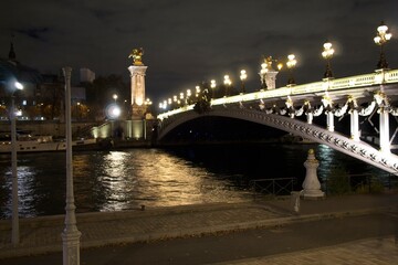Fototapeta premium bridge over the river at night