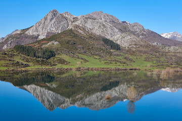 Fototapeta na wymiar Beautiful reservoir and mountain landscape in Riano. Mirror effect. Spain