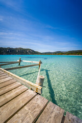 Fototapeta premium Paysage magnifique - Corse du sud - plage de Santa Giulia - ponton sur la mer turquoise