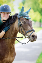 Obraz premium Glückliches Mädchen mit Pferd/Pony