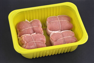 Barquette de paupiettes de veau crues sur fond noir