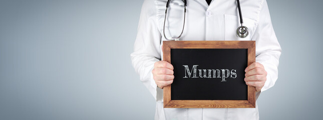 Mumps (Ziegenpeter). Arzt zeigt Begriff auf einem Holz Schild.