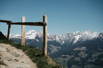 Wandern auf Wanderweg mit wunderbarem Blick auf schneebedeckte Berge. Meraner Höhenweg, Wanderlust in den Alpen