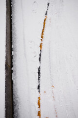Neige - traces marquage au sol goudronné