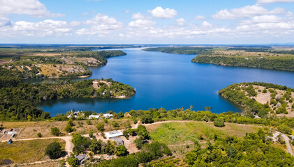 Imagens aéreas de um passeio de canoa havaiana na lagoa doce em Linhares, no norte do estado do Espírito Santo. © tiagomontes