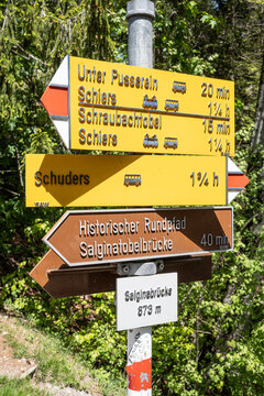Wanderwegweiser bei der Salginatobelbrücke ob Schiers, Kanton Graubünden, Schweiz