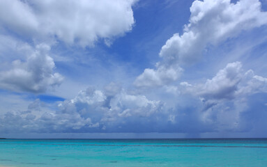 Reisehintergrund mit Wolkenhimmel und karibischem Meer.