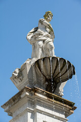 Samsonbrunnen vor der St. Ursenkathedrale in der Stadt Solothurn, Schweiz