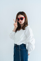 Naklejka premium ハートのサングラスをかけた女性