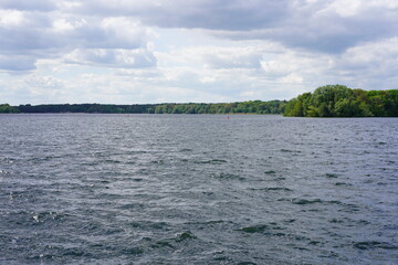 Panoramablick auf den Tegeler See im Fr&uuml;hling bei Sonnenschein
