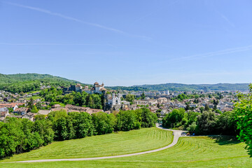 Naklejka premium Aarburg, Kirche, Festung, Aare, Fluss, Altstadt, Altstadthäuser, Aargau, Zofingen, Felder, Landwirtschaft, Aussichtspunkt, Frühling, Sommer, Schweiz