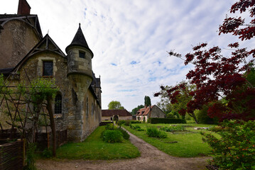 Fototapeta na wymiar Frankreich - Fougères-sur-Bièvre - Château de Fougères-sur-Bièvre - Schlosspark