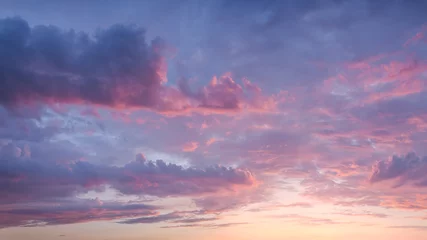 Poster Roze hemel met wolken bij prachtige zonsondergang als natuurlijke achtergrond. © rasica