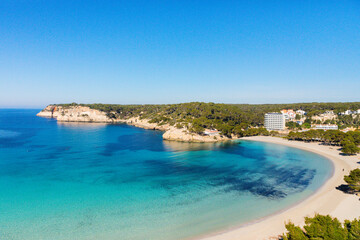 Fototapeta na wymiar Aguas transparentes y turquesas de la playa de Cala Galdana, en Menorca. Islas Baleares.