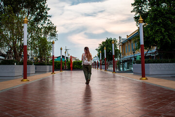 Joven mujer turista caminando por calles de Bangkok