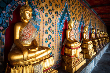 Budas dorados y coloridos en templo Wat Pho, Bangkok, Tailandia
