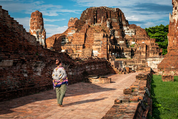 Mujer turista recorriendo templos en ruinas, en Ayutthaya, Tailandia