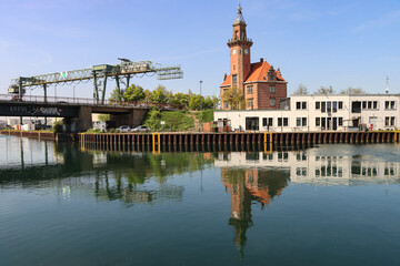 Fototapeta na wymiar Dortmunder Hafen; Stadthafenbecken mit Altem Hafenamt