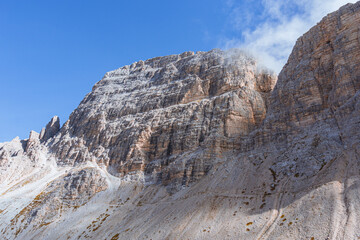 Fototapeta premium The breathtaking landscapes of the Dolomites during a beautiful early autumn morning, near the town of Auronzo di Cadore, Italy - October 2021.
