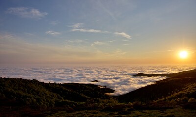 Mer de nuage en montagne - lever de soleil
