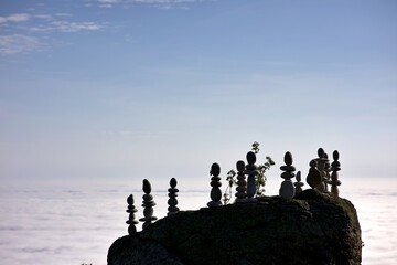 Cairn pierre en équilibre - montagne altitude paysage