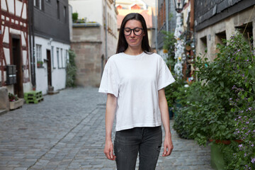 Fototapeta na wymiar Woman wearing white t-shirt in the city