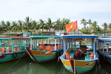 Fototapeta na wymiar Empty tourist boats on Thu Bon River in Hoi An, Vietnam　ベトナム・ホイアン 川に浮かぶ空っぽの観光遊覧船