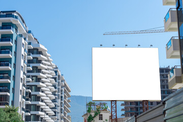 Obraz premium A residential area of the city under construction with a white billboard in front.