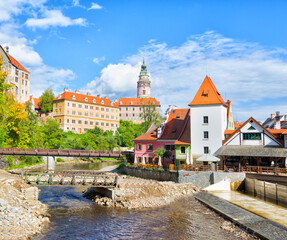 Obraz premium Cesky Krumlau on the Vltava river on a bright sunny day.