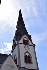 Kirche Sankt Clemens, die Kirche mit dem schiefen Turm in Mayen, Winkel mit Drehung