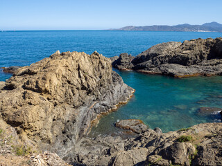 Fototapeta premium Piscine naturelle, rochers et mer méditerranée, Llança, Costa Brava, Catalogne, Espagne