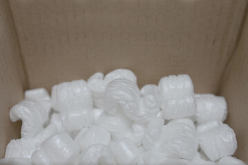 Colis - emballage avec polystyrène pour objet fragile