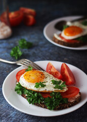 Sandwiches with fried eggs and tomatoes