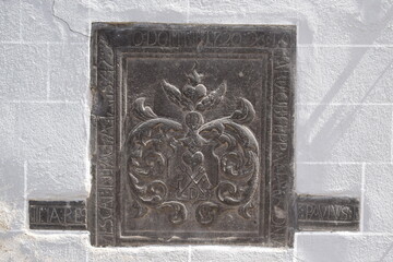 Symbolstein an der Kirche Sankt Clemens, die Kirche mit dem schiefen Turm in Mayen