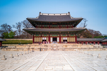 Fototapeta premium Injeongjeon Hall in Changdeokgung Palace long exposure, Seoul, South Korea.