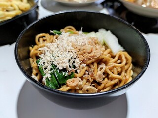 stir fried noodles with vegetables