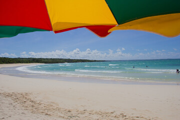 東洋一の透明度を誇る宮古島の海とパラソル