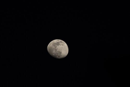 Image of a waxing gibbous mon taken on May 2022 in Southern California.