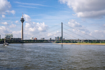 Fototapeta na wymiar Rheinkniebrücke in Düsseldorf