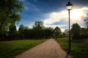 Weg mit Laterne - Zossen - Brandenburg - Deutschland - Park - Stadtpark 