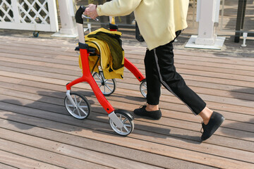 Wheeled walkers for the elderly Four wheel walker rollator