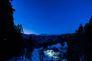 雪山と夕暮れ