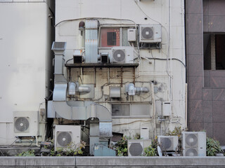 雑居ビルの壁面。複雑な建築設備。