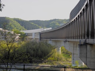 多摩川と近代的な橋。圏央道多摩川橋。