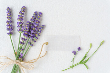ラベンダーのミニブーケとメッセージタグ